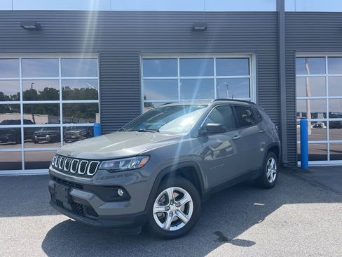Used 2024 Jeep Compass Latitude AWD/4WD image 1
