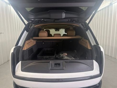 Certified 2025 Land Rover Range Rover SE AWD/4WD image 8