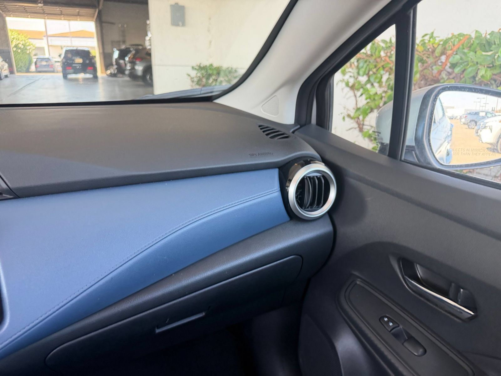 Used 2025 Nissan Versa SV FWD image 34