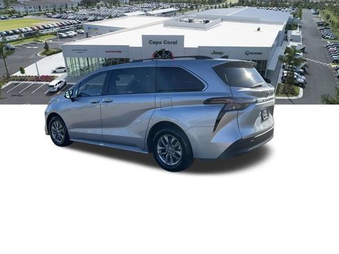 Used 2024 Toyota Sienna XLE FWD image 3