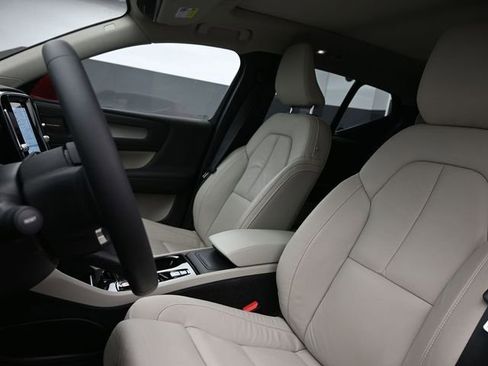 Used 2023 Volvo XC40 B5 Ultimate w/ Climate Package image 9