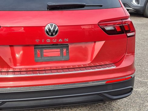 Used 2023 Volkswagen Tiguan SE w/ Panoramic Sunroof Package image 15