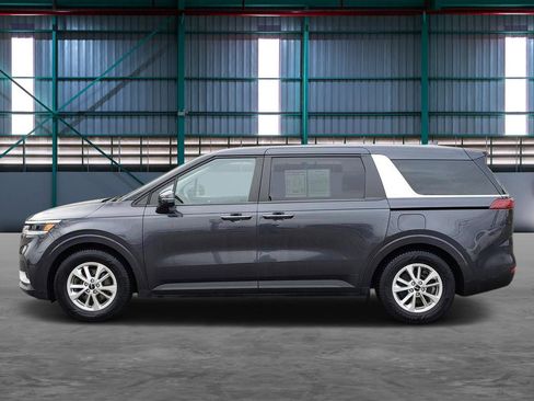 Used 2022 Kia Carnival LX image 2