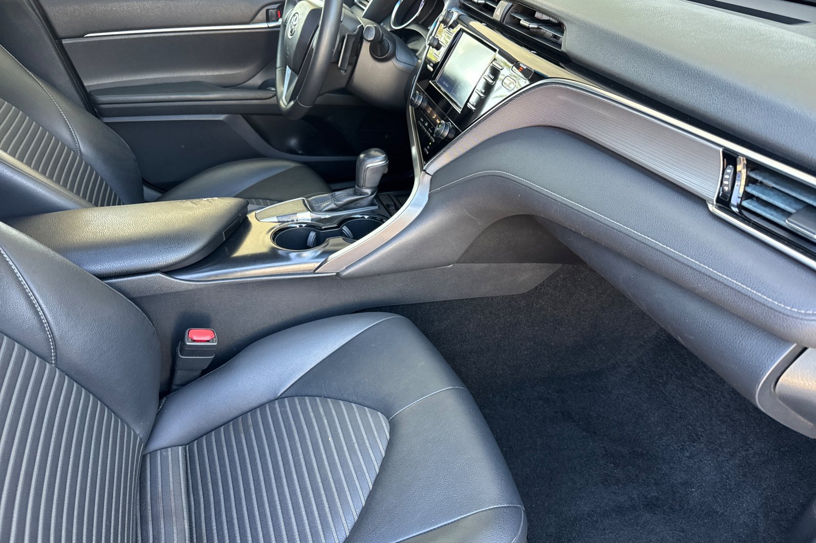 Used 2018 Toyota Camry SE w/ Moonroof Package FWD image 15