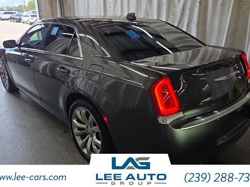 Used 2019 Chrysler 300 Touring w/ Chrome Appearance Package RWD image 2