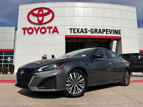 Used 2025 Nissan Altima 2.5 SV image 2