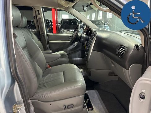 Used 2005 Chrysler Town & Country Touring w/ Leather Interior Group FWD image 40