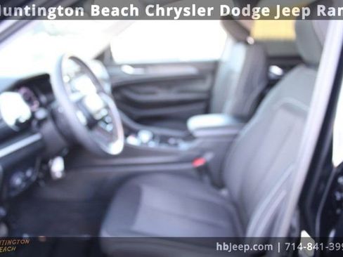 Used 2023 Jeep Grand Cherokee Laredo image 34
