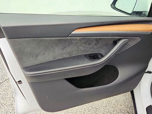 Used 2025 Tesla Model Y Performance image 11
