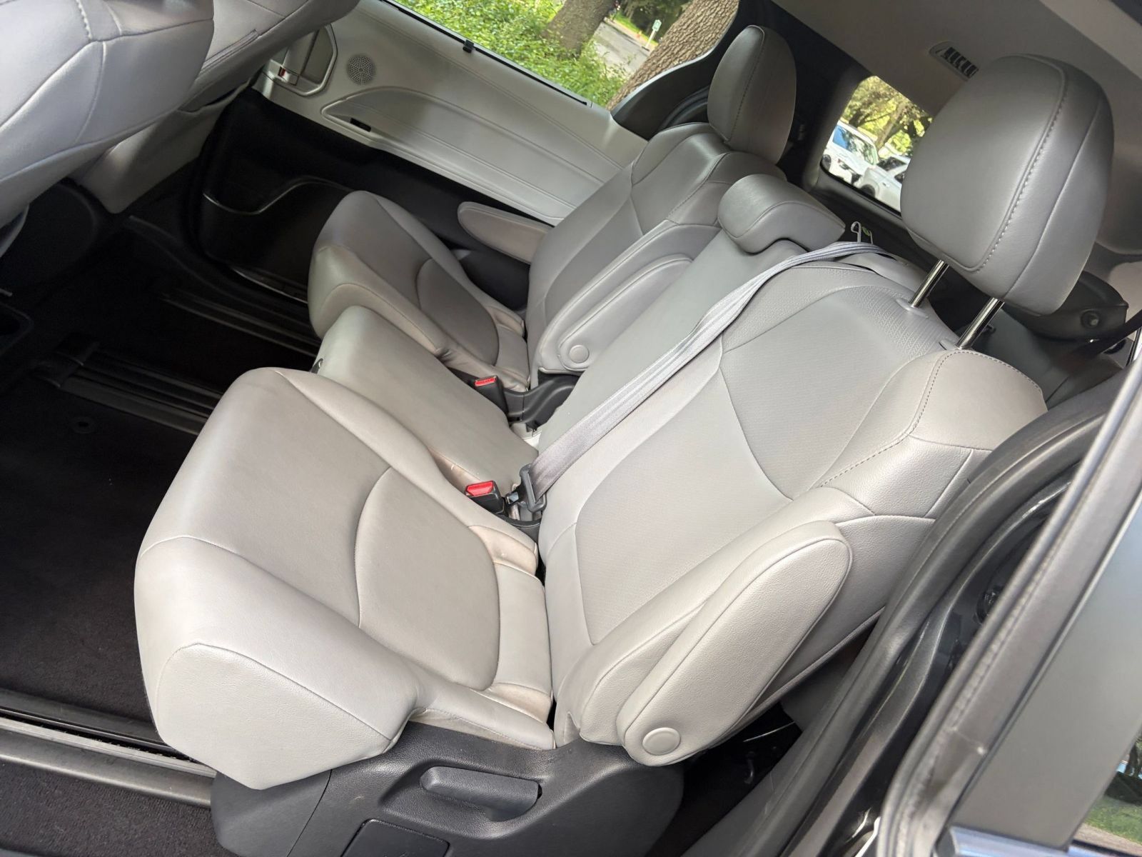 Used 2025 Toyota Sienna XLE FWD image 42