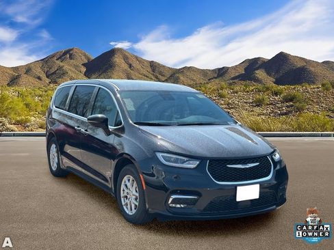 Used 2024 Chrysler Pacifica Touring-L FWD image 5