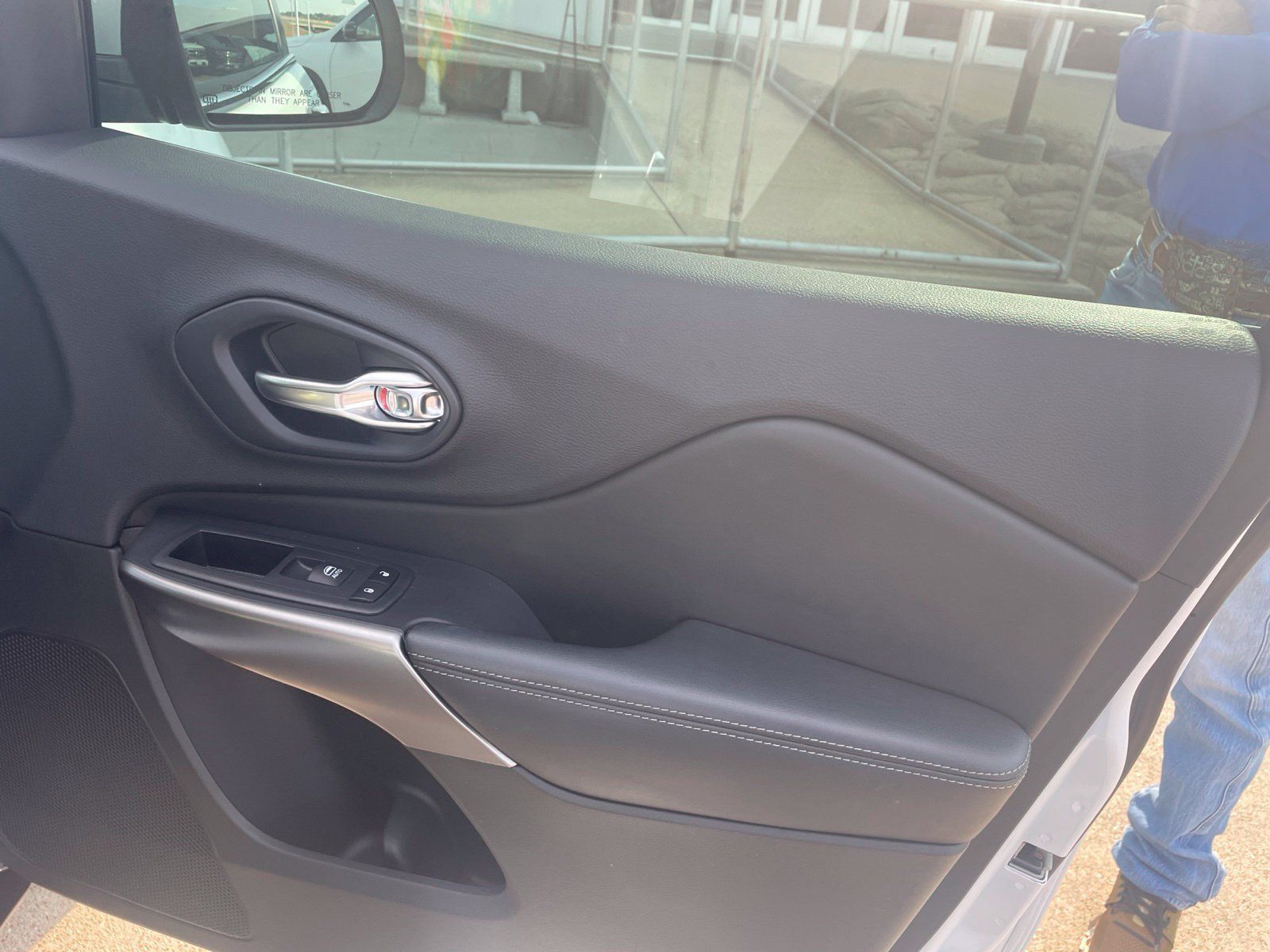 Used 2019 Jeep Cherokee Limited w/ Luxury Group FWD image 21
