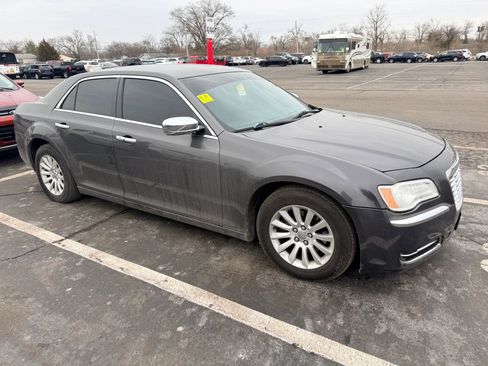 Used 2014 Chrysler 300 image 2