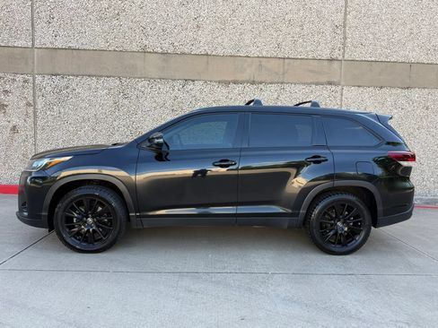 Used 2019 Toyota Highlander SE w/ Nightshade Edition FWD image 3