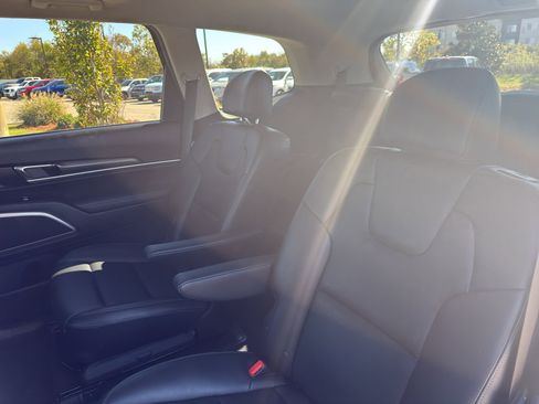 Used 2024 Kia Telluride S w/ S Sunroof Package image 9