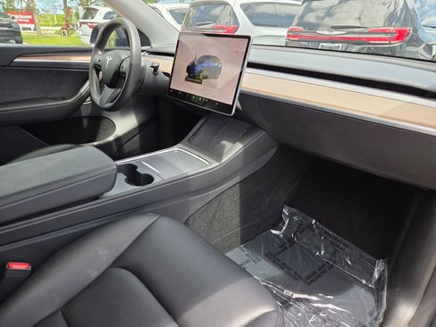 Used 2024 Tesla Model Y 2WD image 10