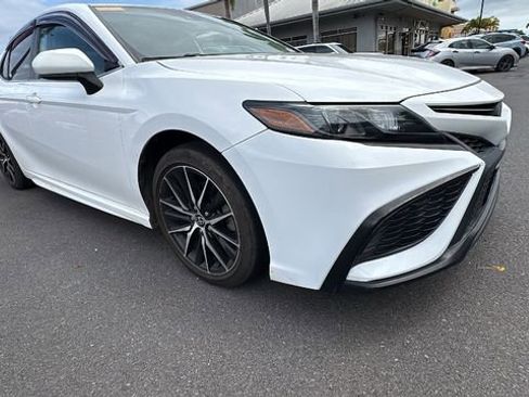 Used 2021 Toyota Camry SE FWD image 3