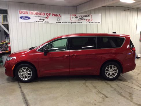 Used 2024 Chrysler Pacifica Touring-L image 2