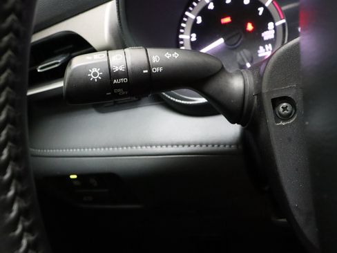 Used 2025 Toyota Highlander LE FWD image 25