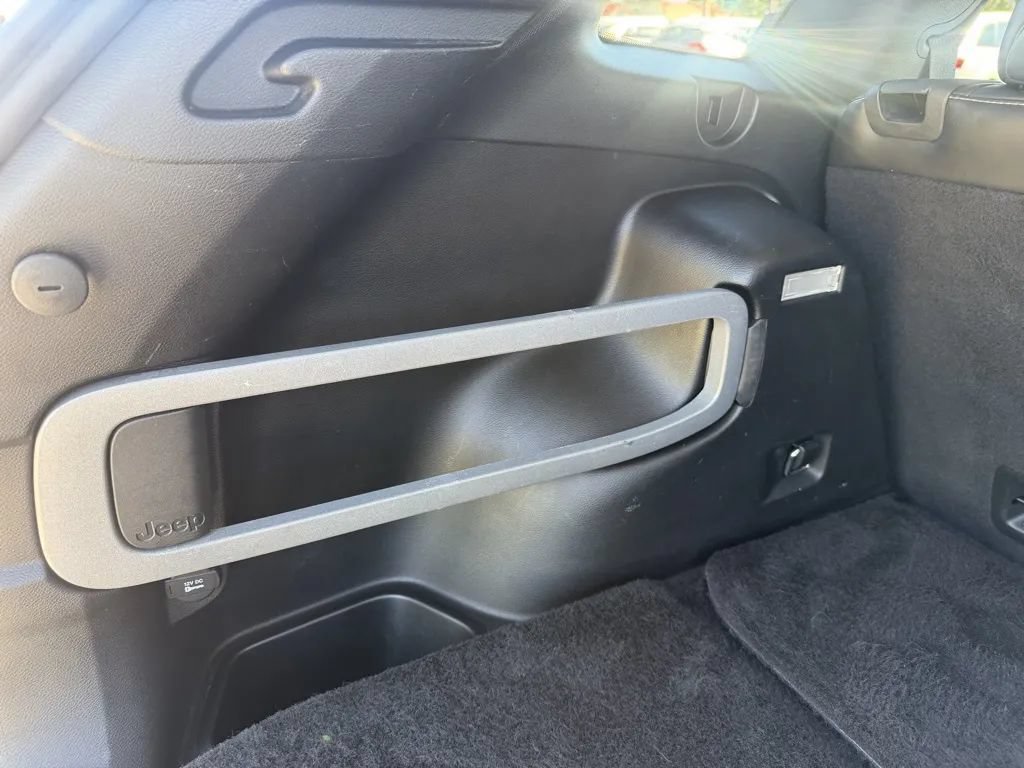 Used 2015 Jeep Cherokee Limited FWD image 35
