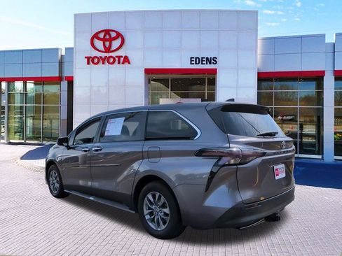 Used 2023 Toyota Sienna XLE image 4
