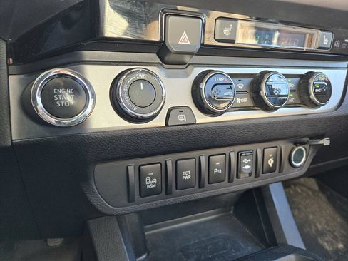 Used 2017 Toyota Tacoma Limited AWD/4WD image 18