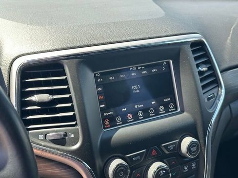 Used 2019 Jeep Grand Cherokee Laredo AWD/4WD image 22