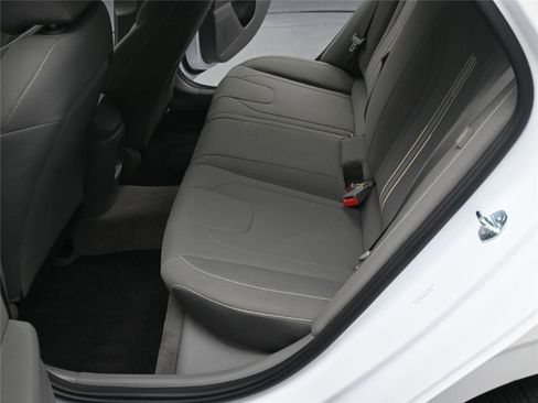 Certified 2025 Hyundai Elantra Sport image 6