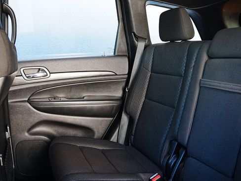 Used 2020 Jeep Grand Cherokee Laredo w/ Security & Convenience Group image 15