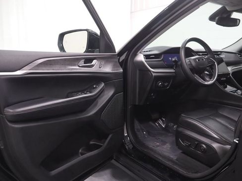 Used 2023 Jeep Grand Cherokee Limited w/ Black Appearance Package image 10