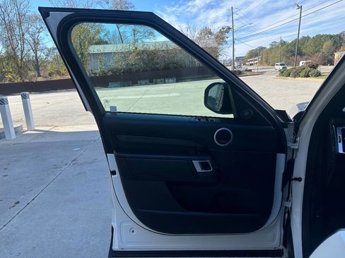 Used 2017 Land Rover Discovery HSE Luxury image 25