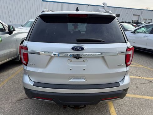 Used 2019 Ford Explorer XLT image 3