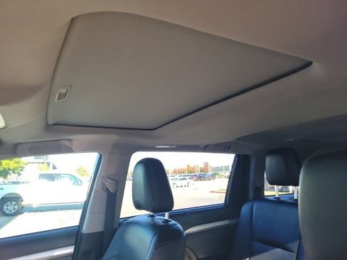 Used 2018 Toyota Highlander SE image 11