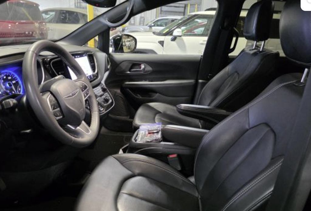 Used 2025 Chrysler Pacifica Select FWD image 3