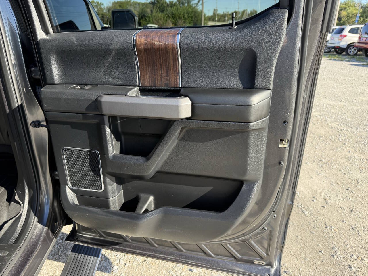 Used 2017 Ford F150 Platinum w/ Equipment Group 701A Luxury AWD/4WD image 19