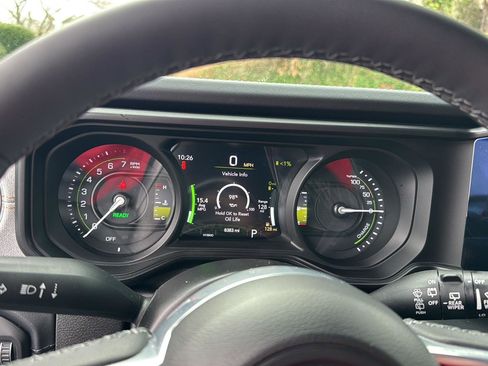 Used 2025 Jeep Wrangler Sahara image 19