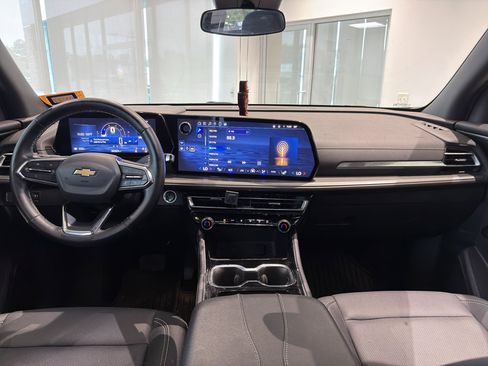 Used 2025 Chevrolet Traverse LT FWD image 12