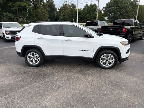 Used 2025 Jeep Compass Latitude AWD/4WD image 2