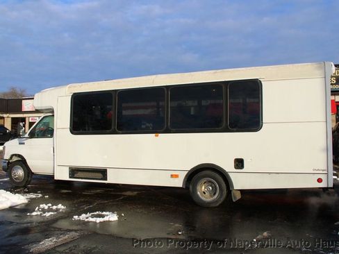 Used 2016 Ford E-450 and Econoline 450 Super Duty w/ Shuttle Bus Prep Package image 5