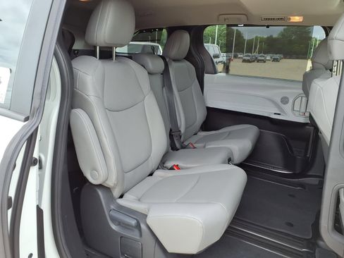 Used 2026 Toyota Sienna XLE FWD image 21
