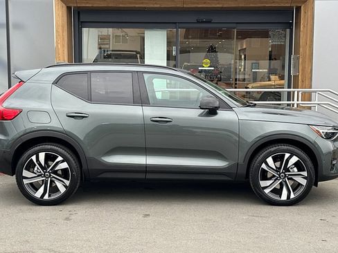 New 2026 Volvo XC40 B4 Plus w/ Climate Package FWD image 8