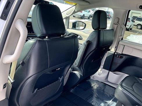 Used 2024 Chrysler Pacifica Touring-L image 37