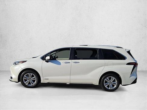 Used 2021 Toyota Sienna Platinum image 3