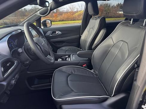 New 2026 Chrysler Pacifica Limited FWD image 23