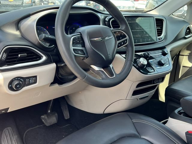 Used 2023 Chrysler Pacifica Touring-L FWD image 16