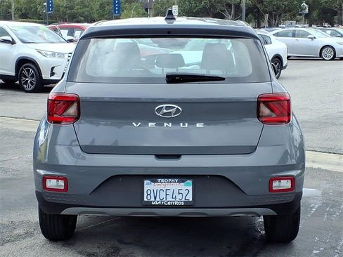 Used 2021 Hyundai Venue SE image 5