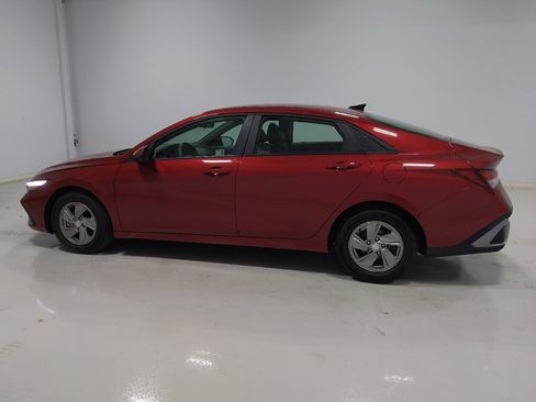 Used 2024 Hyundai Elantra SE FWD image 3