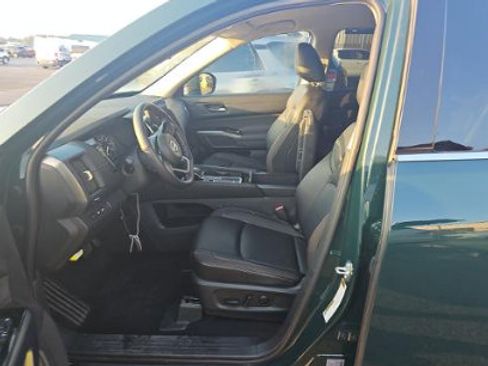 Used 2025 Nissan Pathfinder SL FWD image 7