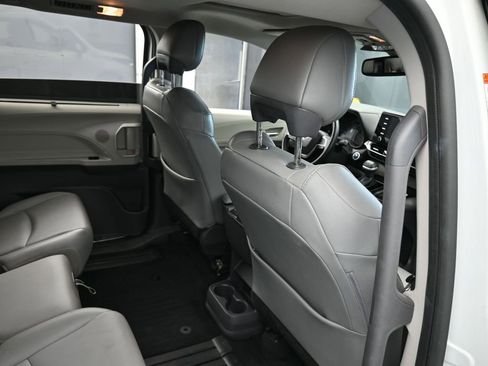 Used 2021 Toyota Sienna XLE image 45