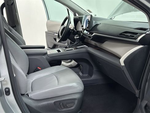 Used 2024 Toyota Sienna XLE image 19